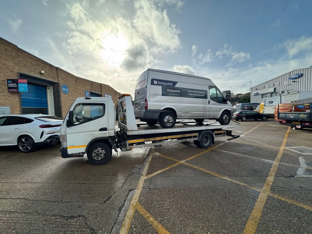 hotpoint-van-towing-on-a-sunny-day
